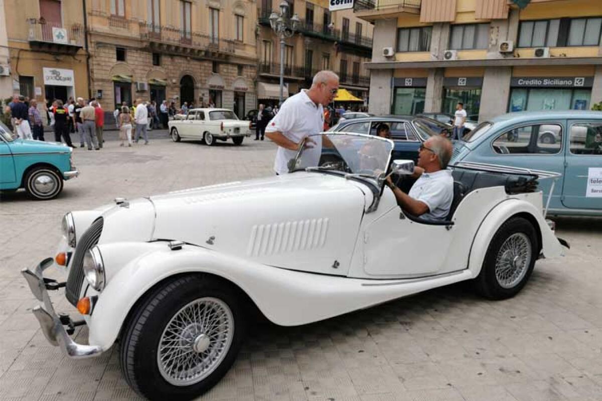 "Trofeo dell'Alemanna", auto d'epoca tra siti archeologici e prove di regolarità - Il presidente della scuderia "Valvole pistoni", Sebastiano Migliore, parla col collezionista di auto d'epoca Giovanni Sbezzi alla guida di una Morgan. 