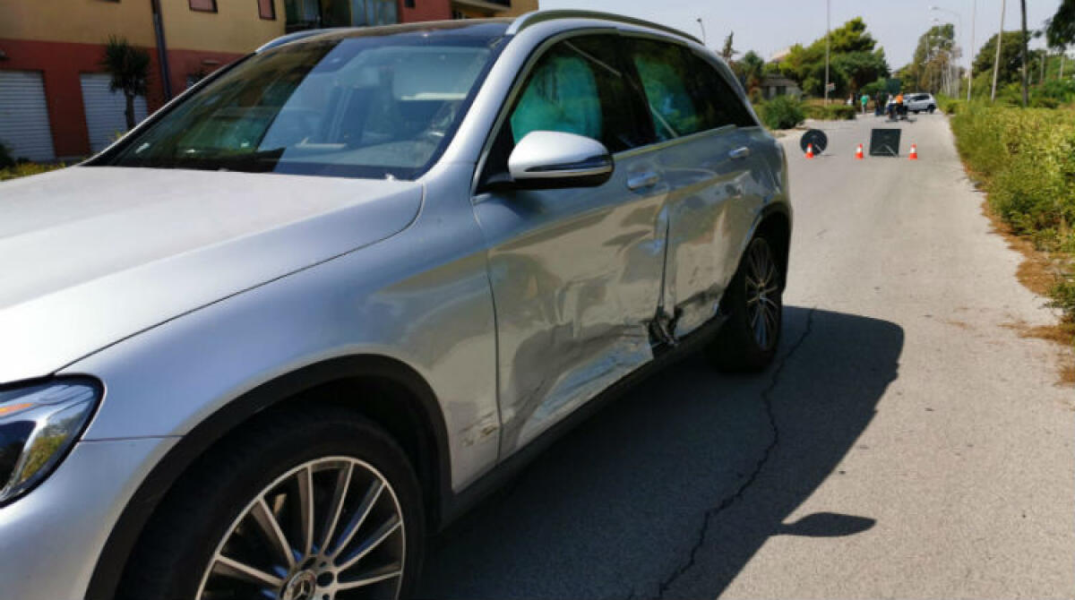 Violento impatto tra auto a Macchitella, coinvolta una nostra collega - Era a bordo della sua Mercedes