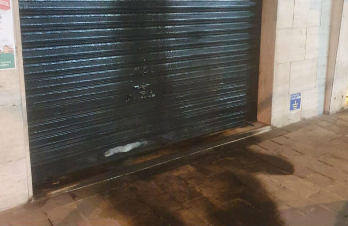 Attentato bis dopo una settimana al Bar Lory, ancora incendiata la saracinesca - 