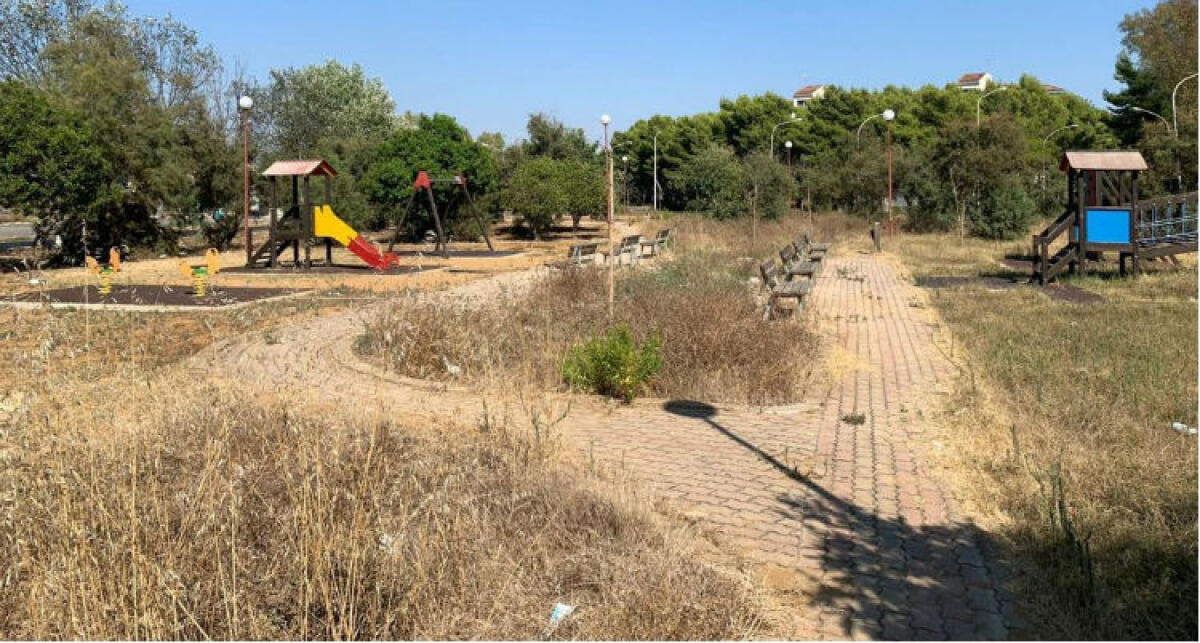 Parco giochi Macchitella tra incuria e sterpaglie, "Pensare Futuro": "Interventi immediati" - L'area versa nell'incuria