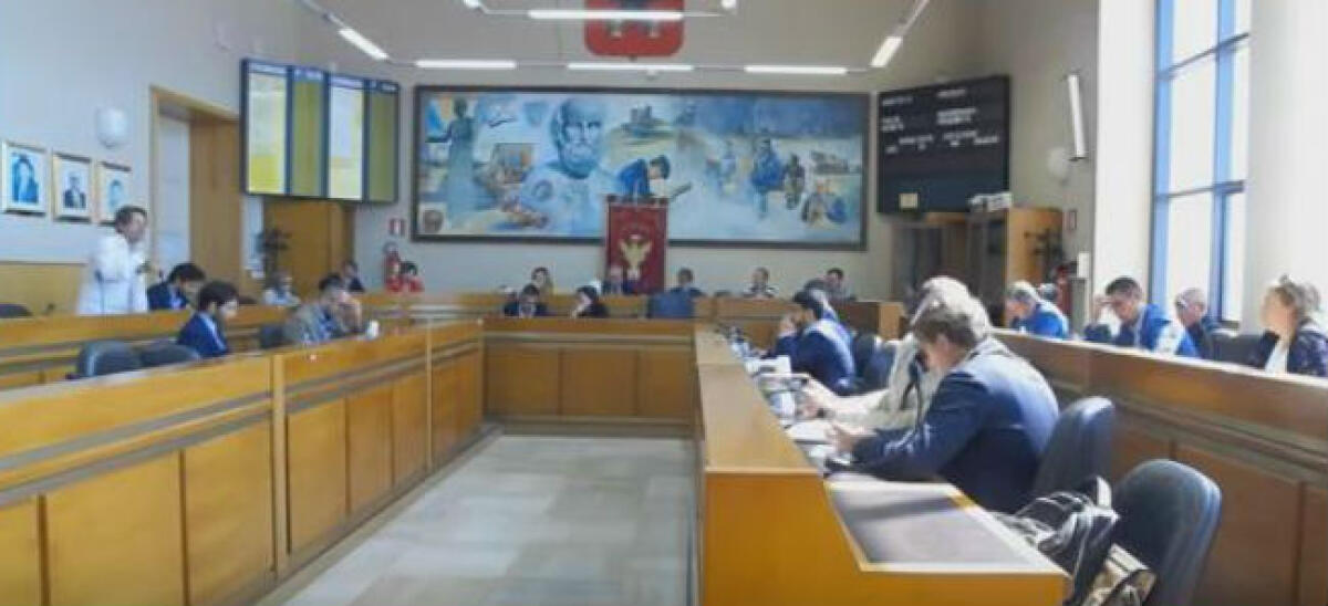 Il debito per la consulenza dell'ex sindaco infiamma l'aula, i pro-Greco reggono: no ad atto indirizzo - 