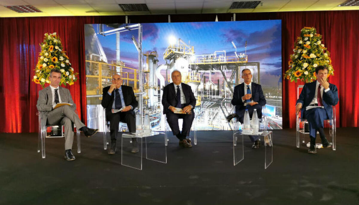 "Atti per la proroga Via della base gas sono alla firma del ministro", Bartolozzi: "Massima attenzione" - I manager di Eni nel corso della conferenza stampa per la nuova green refinery 