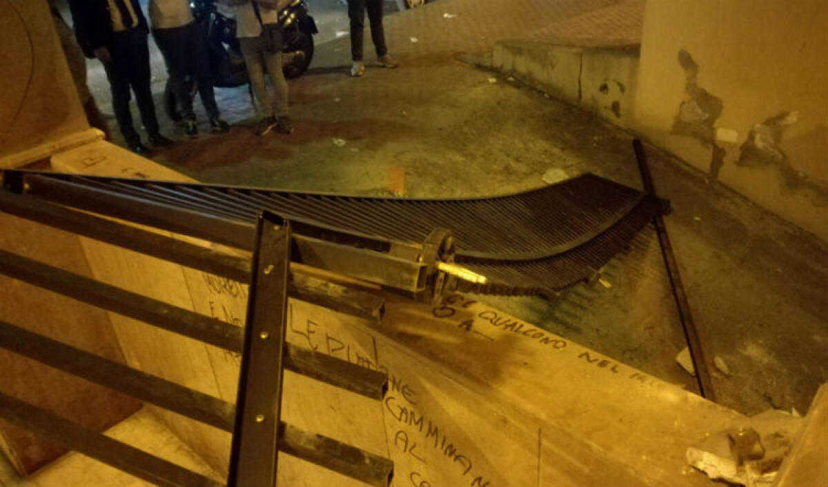 Ringhiera si stacca, minore finisce in strada ferito: poteva essere una tragedia - La ringhiera si è staccata