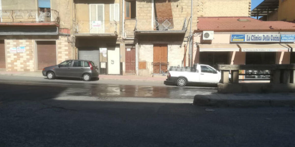 Ancora perdite d'acqua, strade allagate: nuovo guasto in via Cascino - Nuova perdita in via Cascino