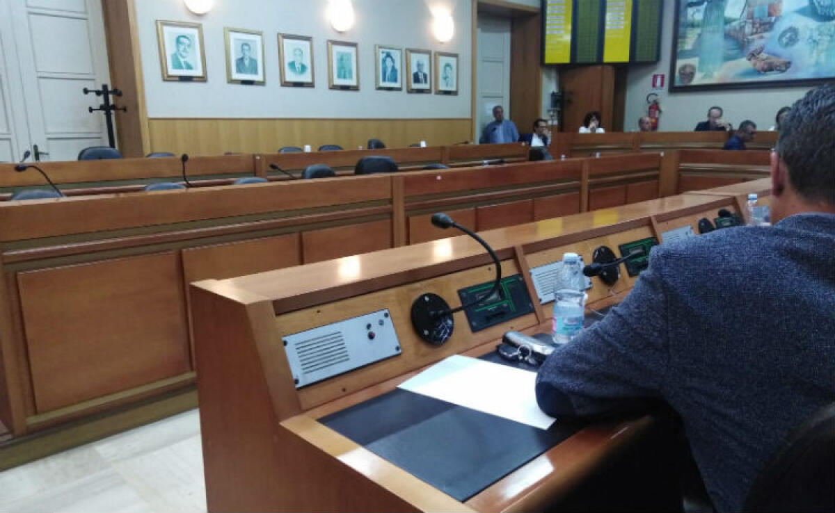 Maggioranza Greco si compatta, passa rendiconto 2018: opposizione abbandona aula - 