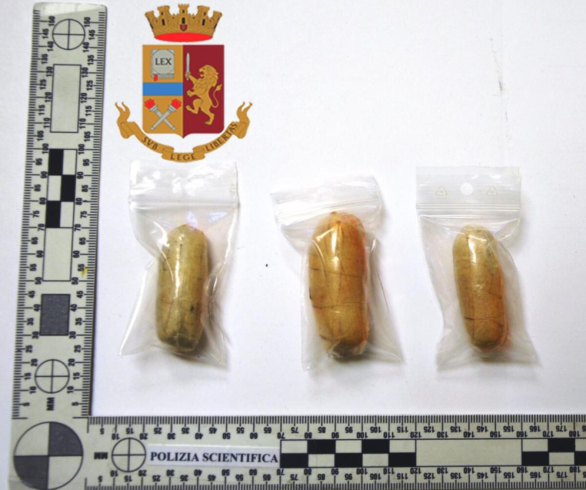 Nascondeva gli ovuli di eroina nel retto, arrestato un nigeriano alla fermata del bus - 