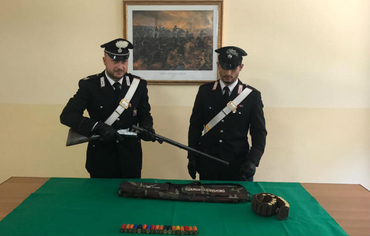 Un fucile in un'azienda agricola di contrada Apa, arrestato giovane allevatore - L'arma sequestrata dai carabinieri