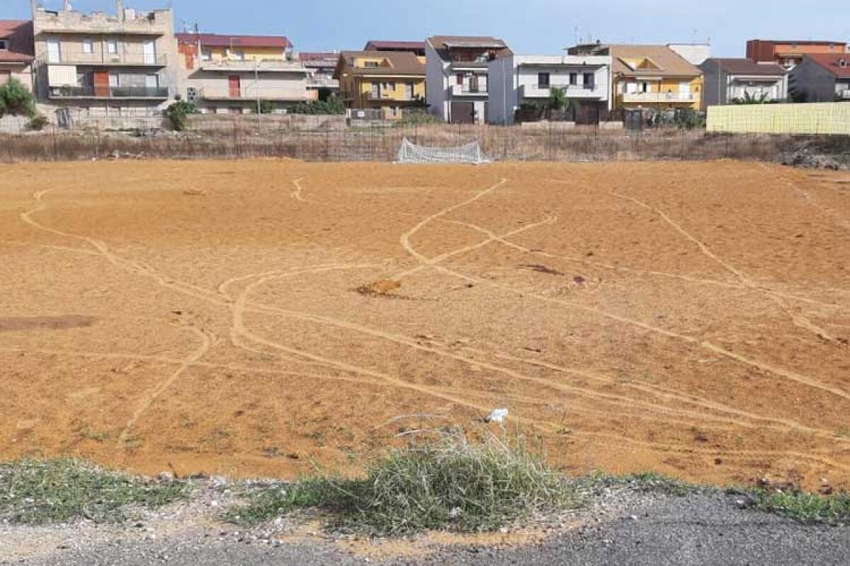 Vandali a Settefarine, con gli scooter dentro il campo di calcio della parrocchia - Il campo di calcio della parrocchia di San Sebastiano preso di mira da minori.
