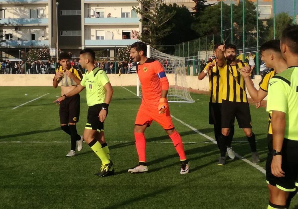 Il Ragusa vince con un gol viziato da fallo, ira Gela FC: "Ritiriamo la squadra" - 