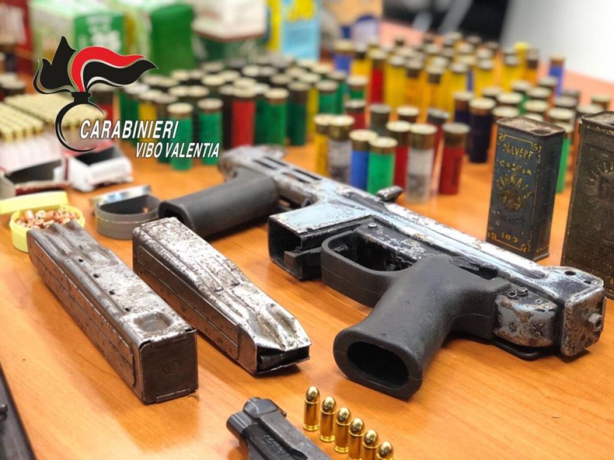 VIBO VALENTIA, UN ARSENALE DA GUERRA NEI MURI DI UN’ABITAZIONE - 