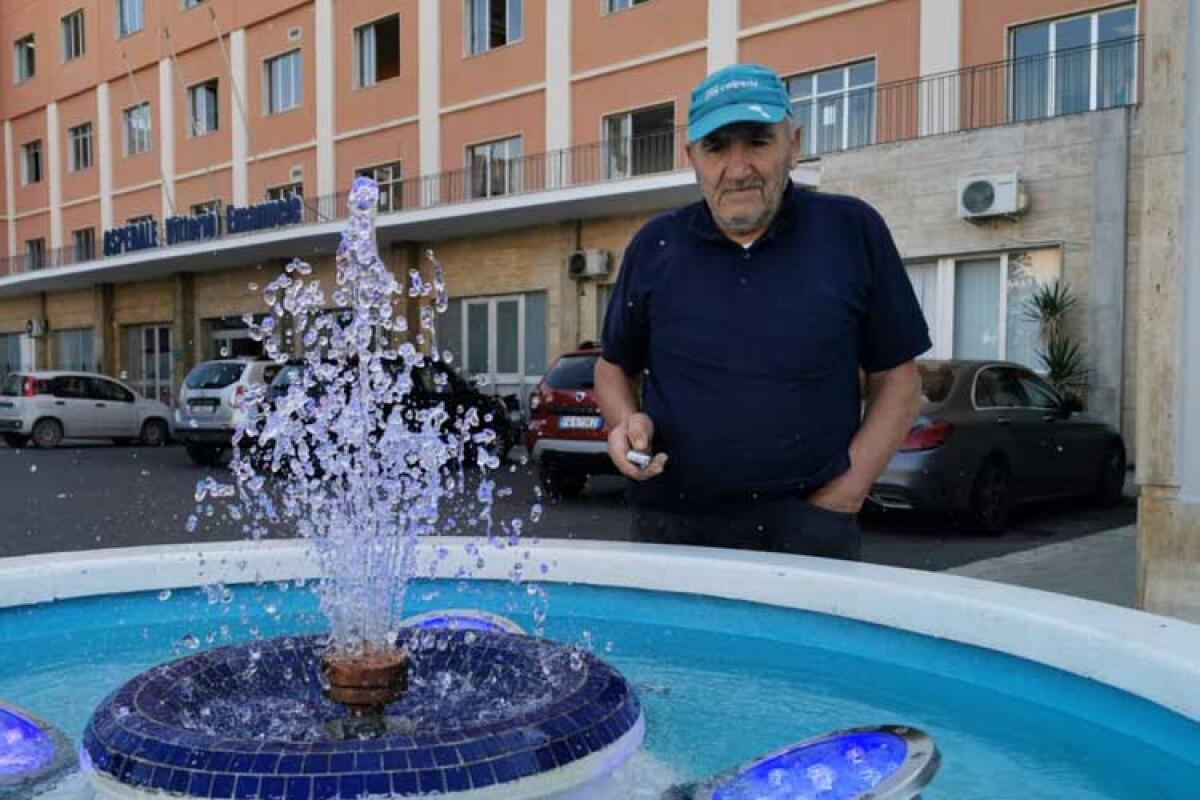 Restaurata la fontana dell'ospedale, Gentile: "Tutte andrebbero salvate dall'incuria" - Angelo Gentile posa accanto la restaurata fontana dell'ospedale "Vittorio Emanuele". 