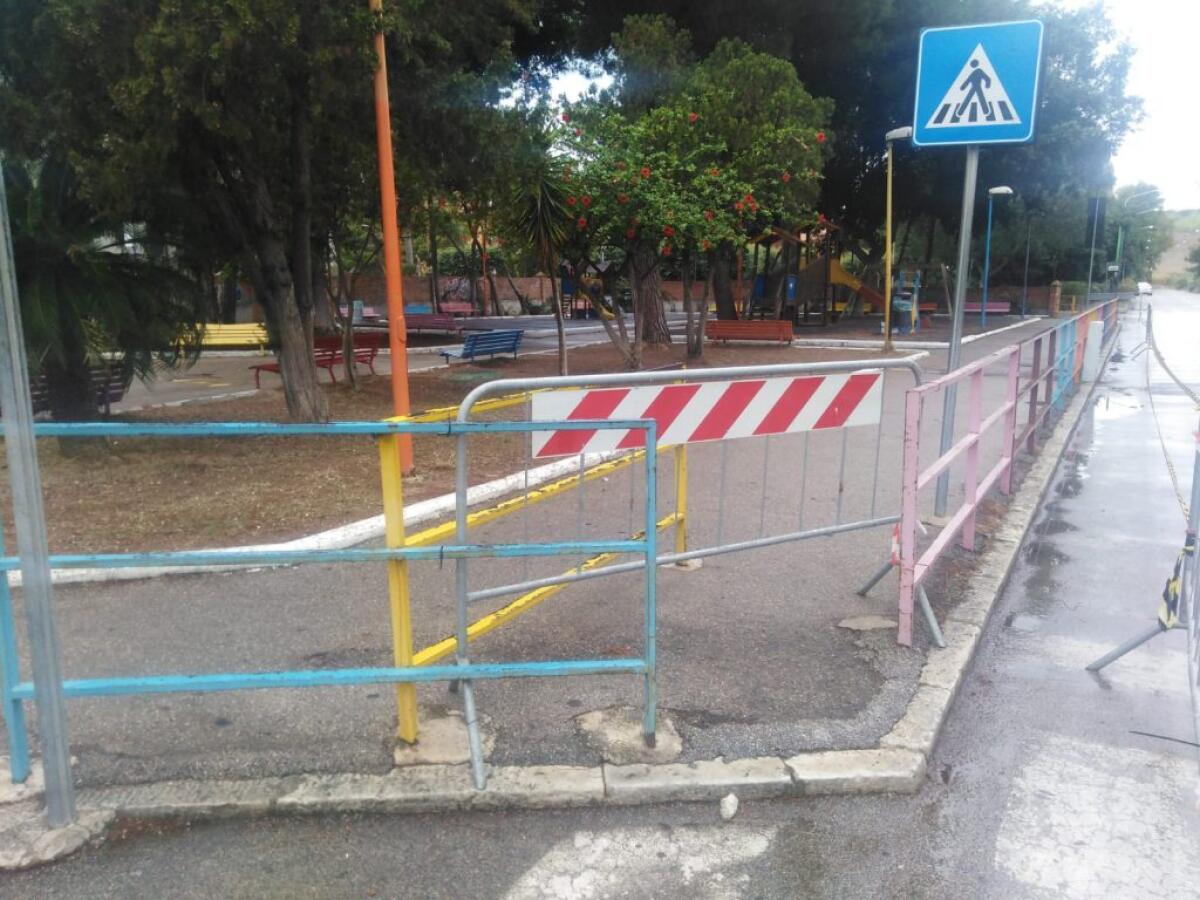 Bambino ferito nella villetta di Macchitella, ora transennati gli accessi all'intera area - Le transenne bloccano tutti gli accessi 