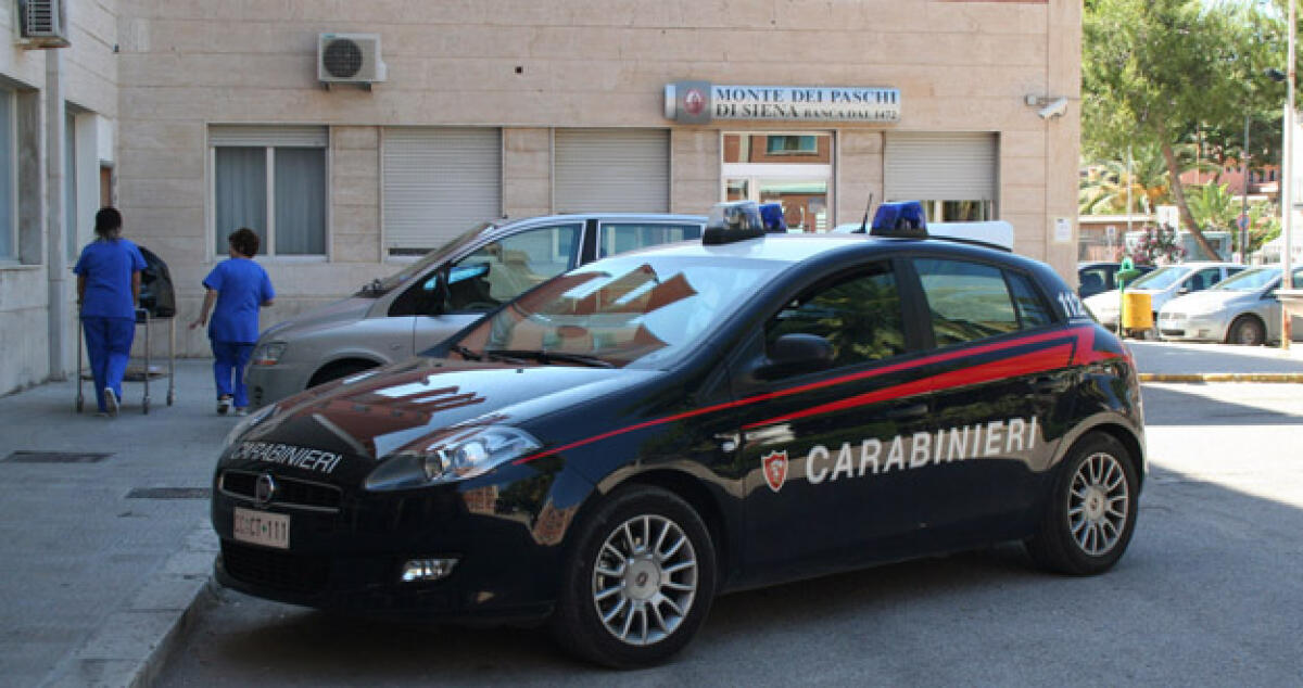 Lavoravano in ospedale, due arrestati per furto: trovata anche un'arma - 