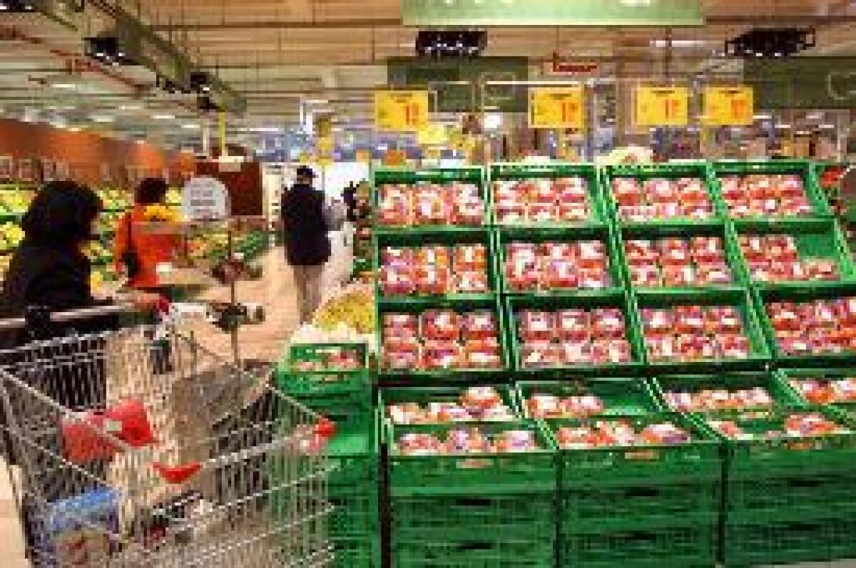 CONSUMI, INCERTEZZA BRUCIA 3,3 MILIARDI DI SPESA DELLE FAMIGLIE - 