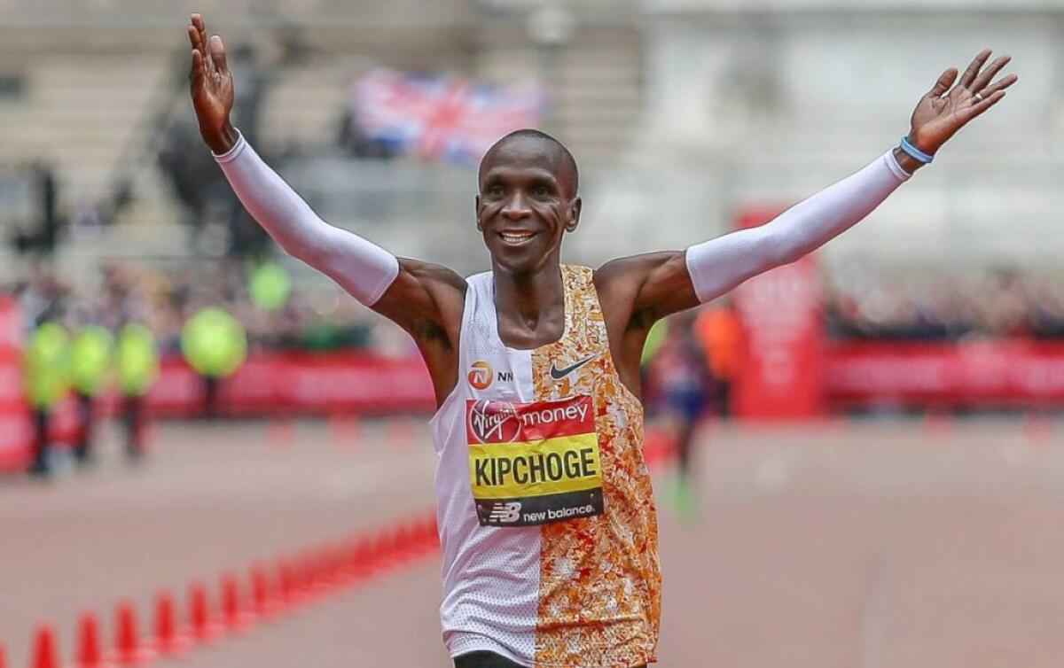 ELIUD KIPCHOGE ABBATTE IL MURO DELLE 2 ORE, MARATONA IN 1h59’40” - 