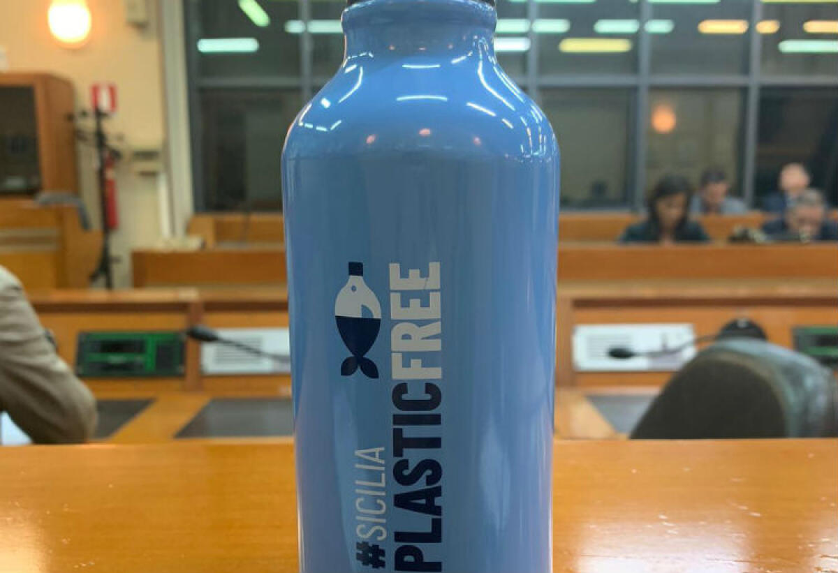 Consiglieri senza bottigliette di acqua, Farruggia inaugura la borraccia "plastic free" - La borraccia portata in aula dal consigliere Farruggia