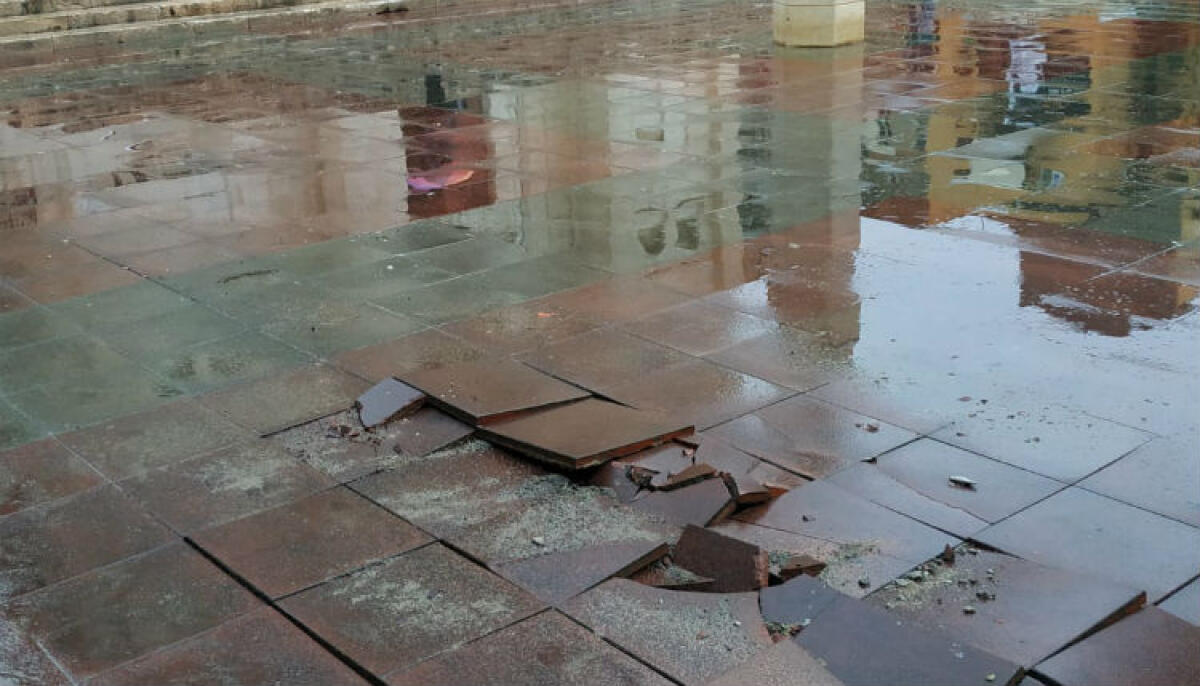 Salta condotta fognaria in piazza San Giacomo, liquami riversati anche in immobili vicini - La falla si è aperta in piazza San Giacomo