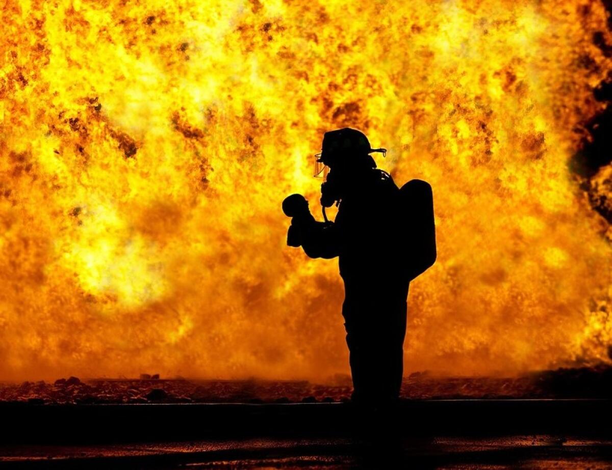 IN CALIFORNIA CONTINUA LA BATTAGLIA CONTRO GLI INCENDI - 