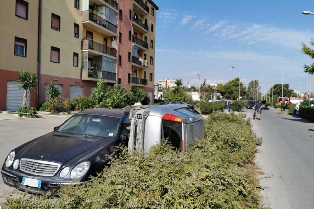 Feriti dopo grave incidente a Macchitella, anche un'auto ribaltata - Un incidente lungo viale Mattei