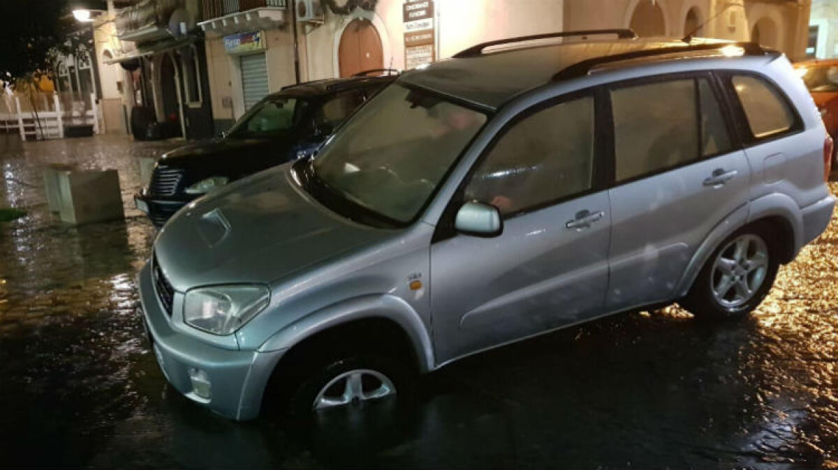Cede tombino in piazza Sant'Agostino, suv in voragine: altro caso in viale Mediterraneo - Il suv finito nella voragine di piazza Sant'Agostino