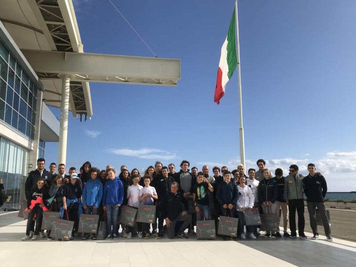 CAMPIONI GIOVANILI DI VELA DA LUNA ROSSA CON KINDER JOY OF MOVING - 