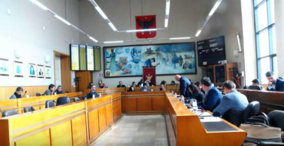 Passano assestamenti bilancio ma maggioranza "divorzia" da revisori e dirigenti: scontro su Patto Sud - 