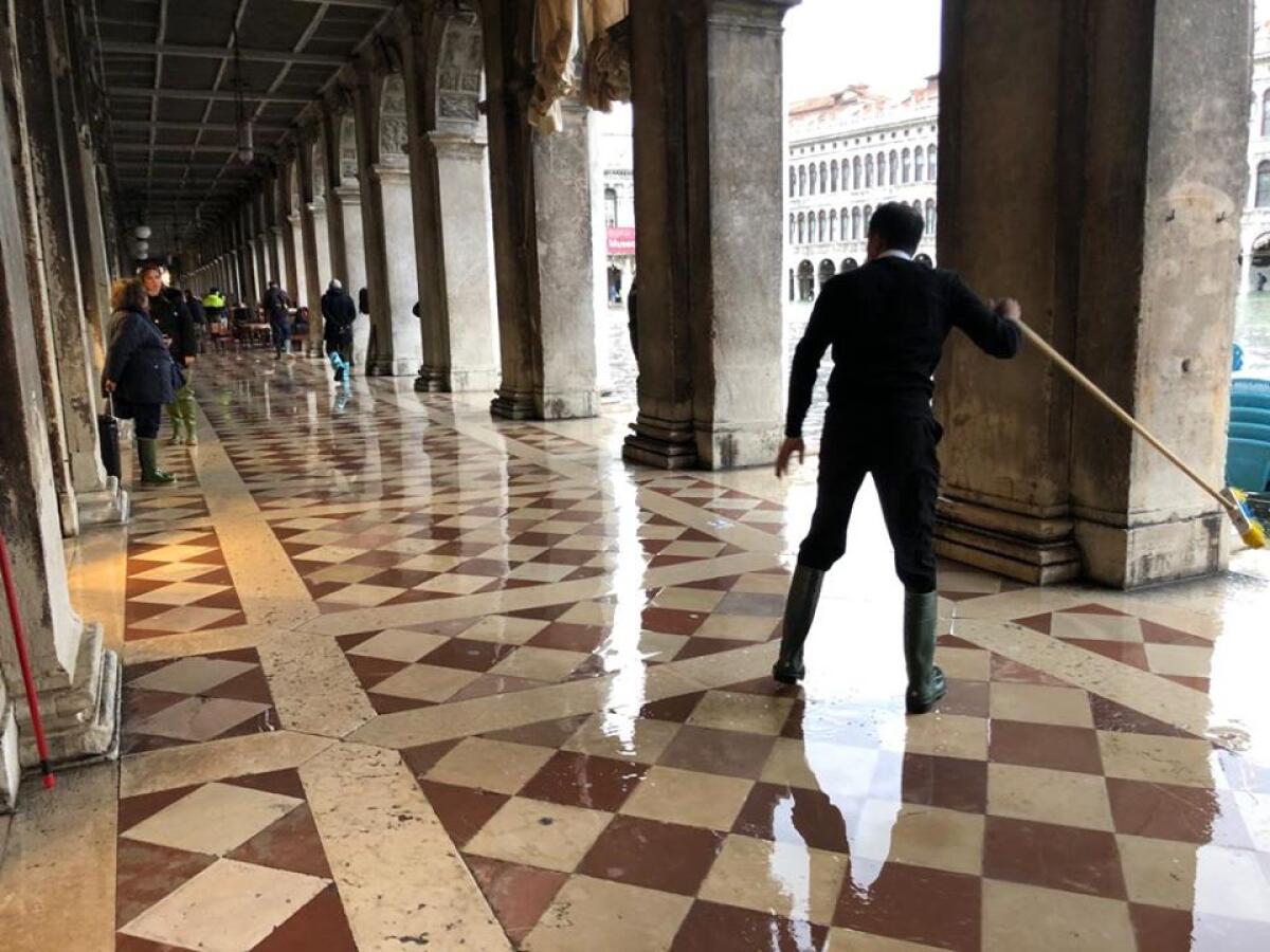 VENEZIA, ACQUA HA RAGGIUNTO PICCO DI 150 CENTIMETRI, LIVELLI IN CALO - 