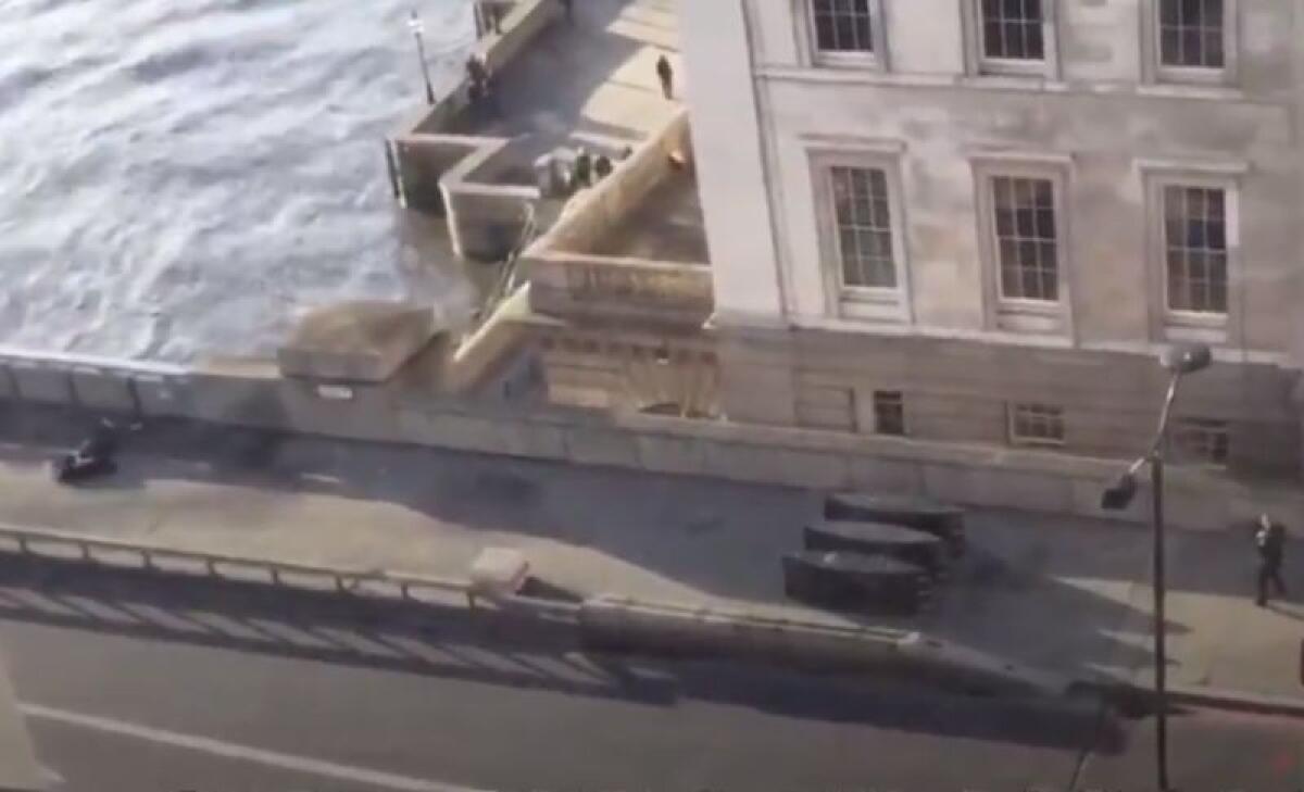 TORNA IL TERRORE SUL LONDON BRIDGE, 3 MORTI TRA CUI L’AGGRESSORE -