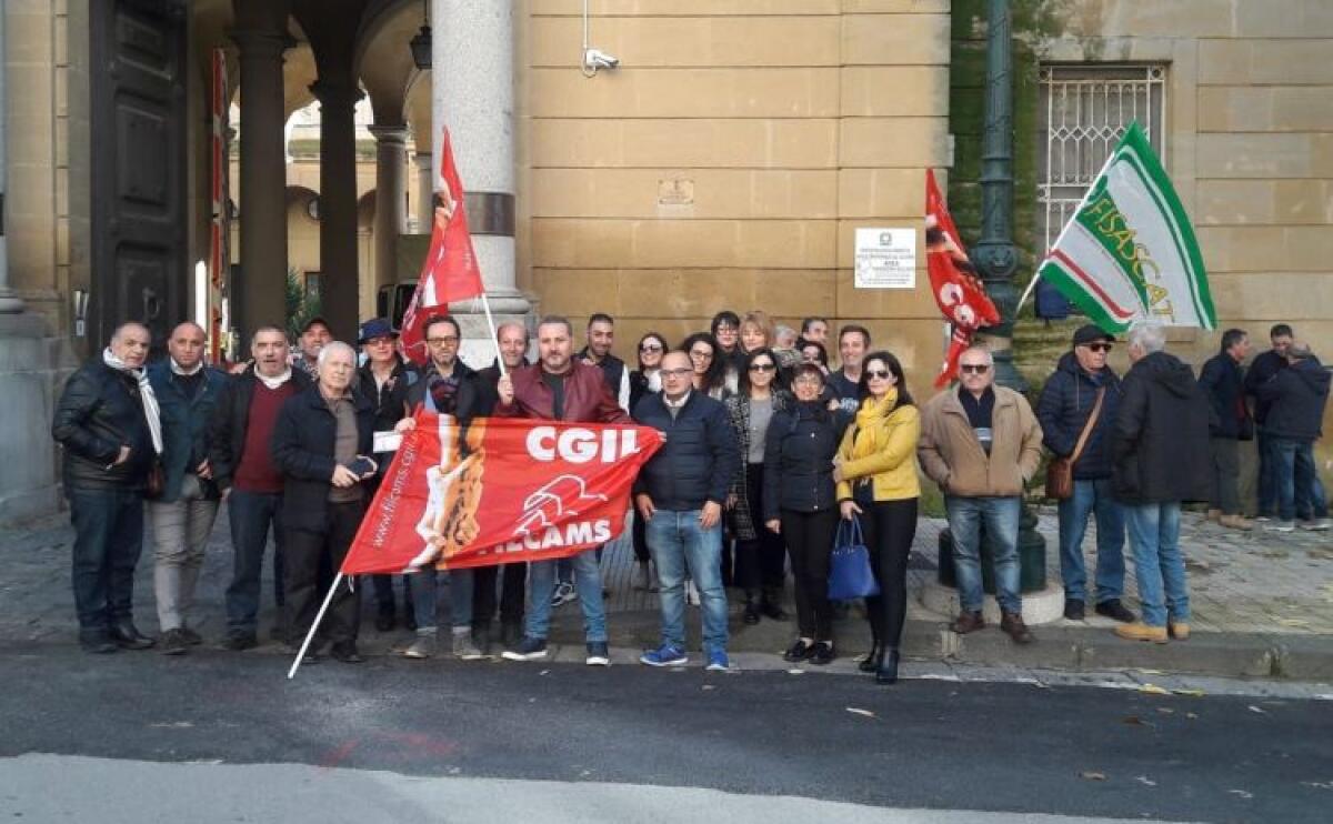 Appalti pulizia scuole,  45 lavoratori precari rischiano il posto di lavoro - 