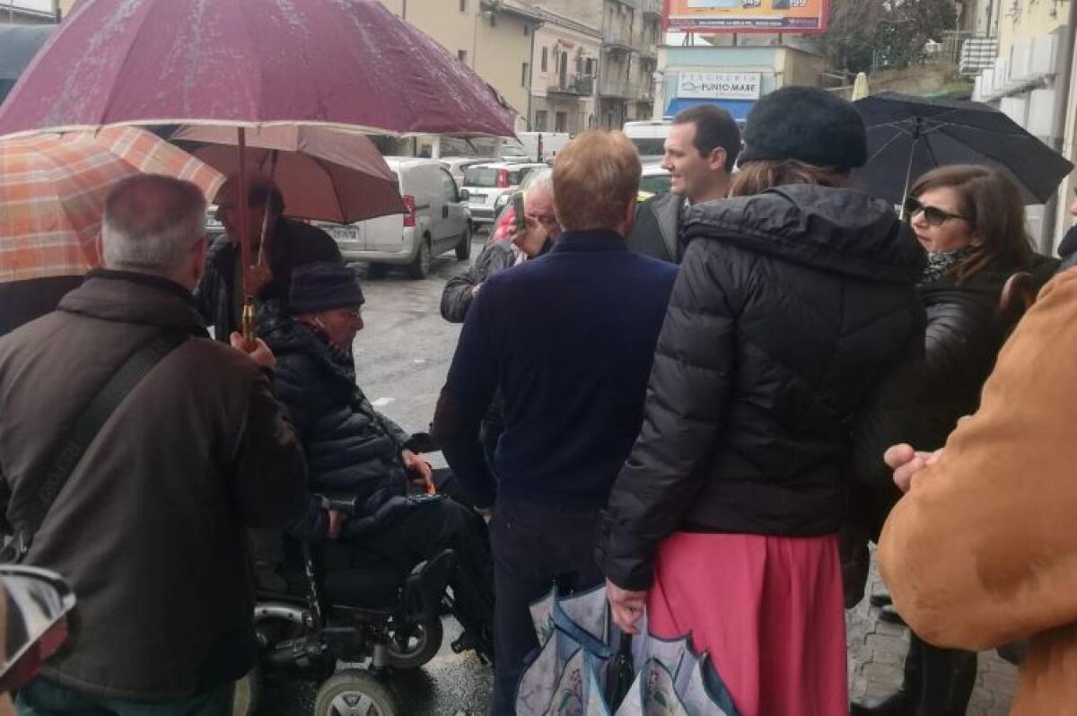 Per abbattere barriere architettoniche si punta a bando, Liardi: "Ho dato mandato per progetti" - Una protesta dei diversamente abili 
