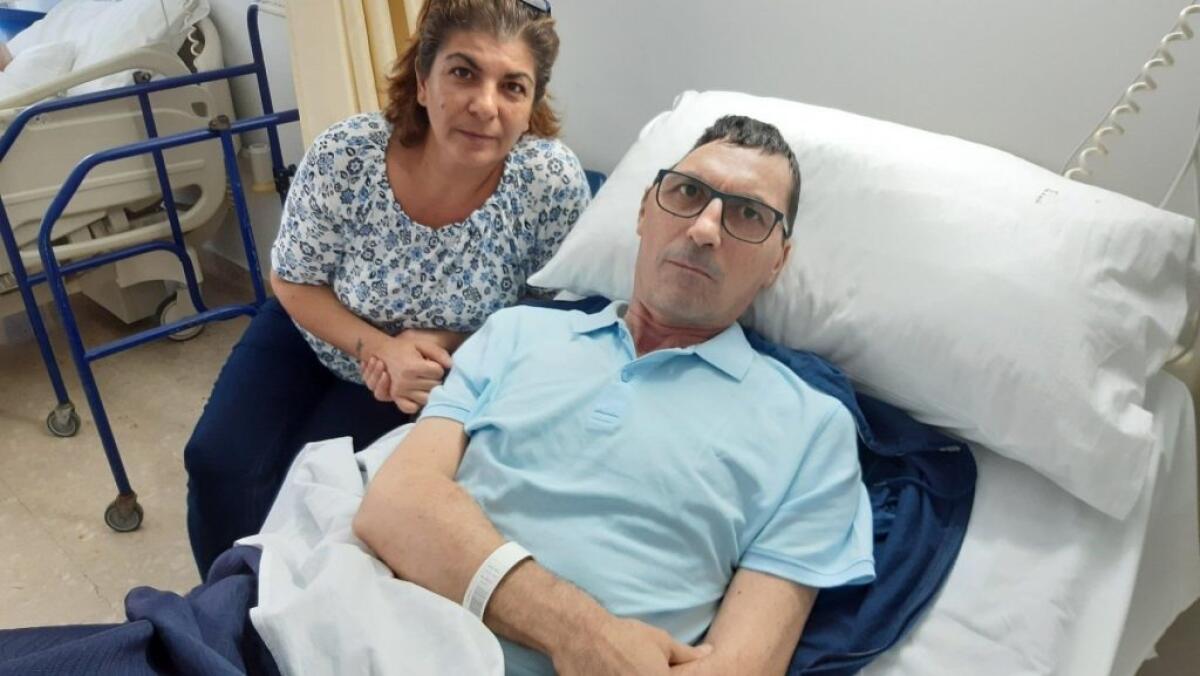 Morti sospette dipendenti Eni, verifiche anche su Martines: è stato colpito da ictus - Martines assistito dalla moglie Graziana Miceli (foto Repubblica-Palermo)
