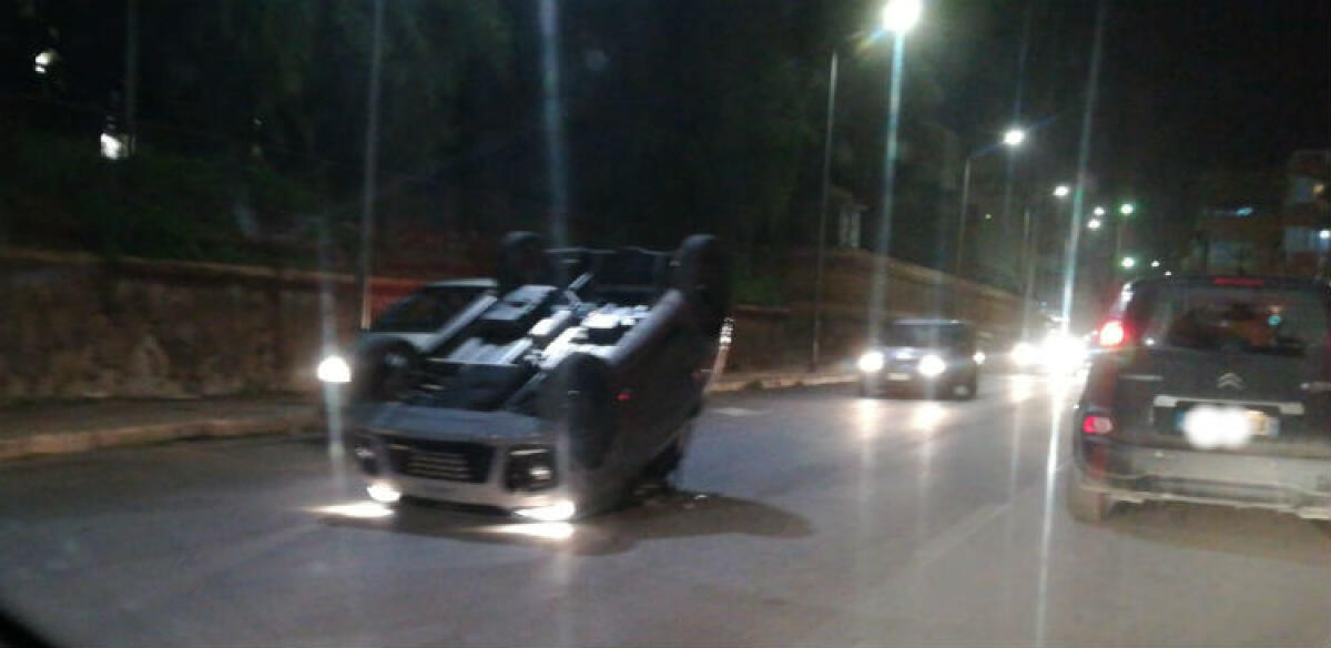 Minicar ribaltata in viale Indipendenza, strada bloccata per i soccorsi - La minicar ribaltata
