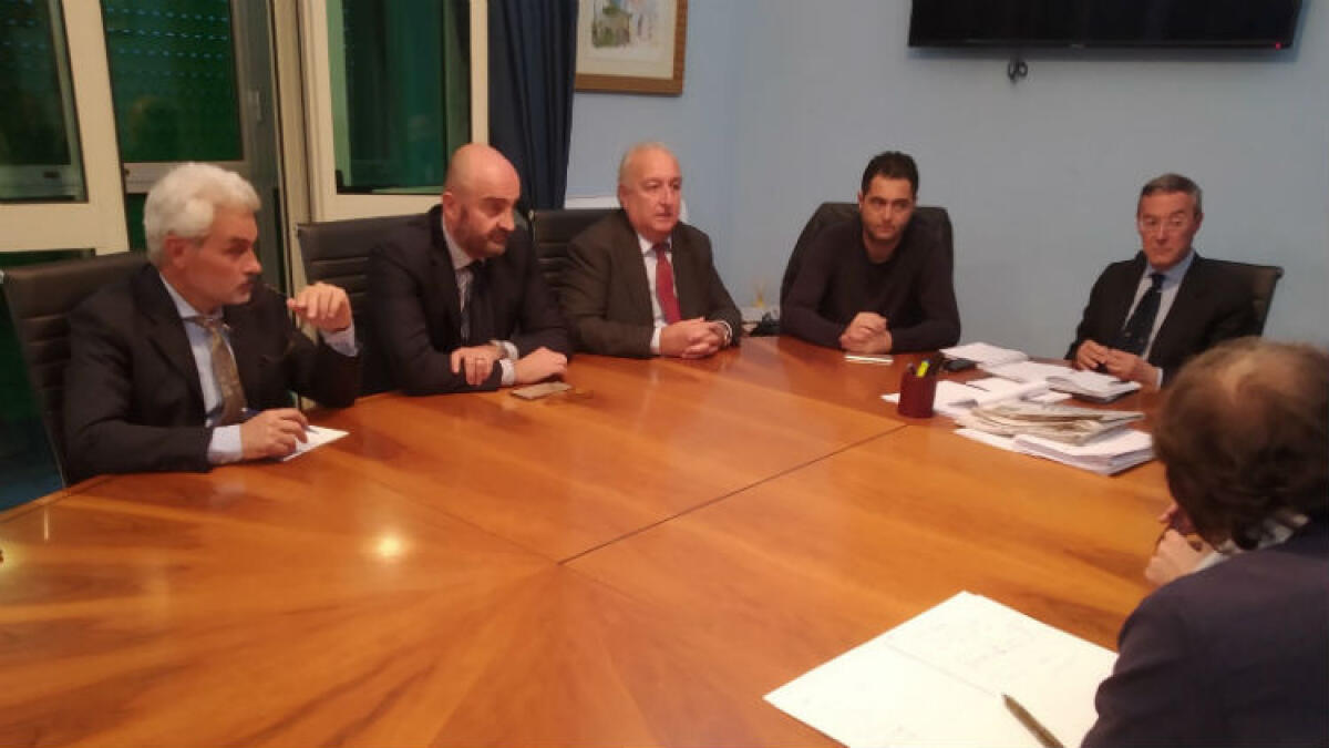 Greco chiede incontro a ministro Costa, ancora niente proroga base gas: al vertice non c'erano i sindacati - Greco ha invitatoi anche i vertici di Eni e Sicindustria (immagini di repertorio)