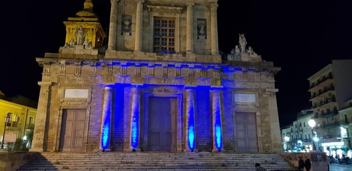 Cattedrale illuminata di blu per i diritti dei bambini - 