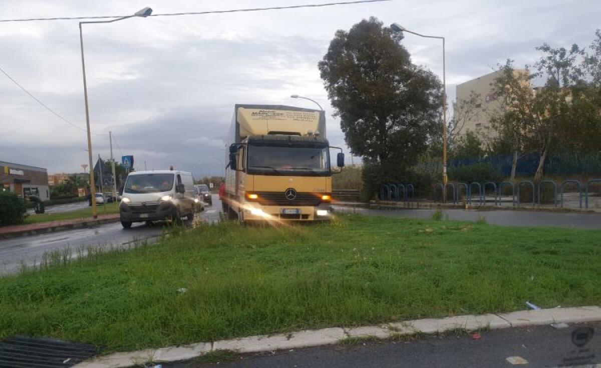Un tir fuori strada finisce dentro la rotonda di Macchitella - 