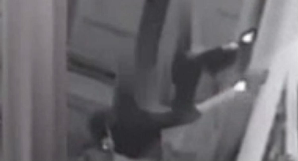 Annoiati e spesso violenti, troppi giovanissimi senza futuro: danni e risse, per loro è tutto "normale" - L'incendio della finestra di una gioielleria del centro storico appiccato da giovani ragazze