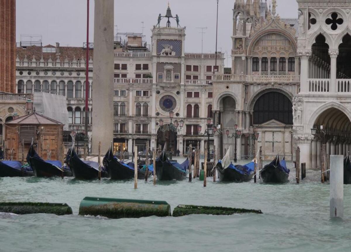 A VENEZIA ATTESO NUOVO PICCO DELLA MAREA, CHIUSA PIAZZA SAN MARCO - 