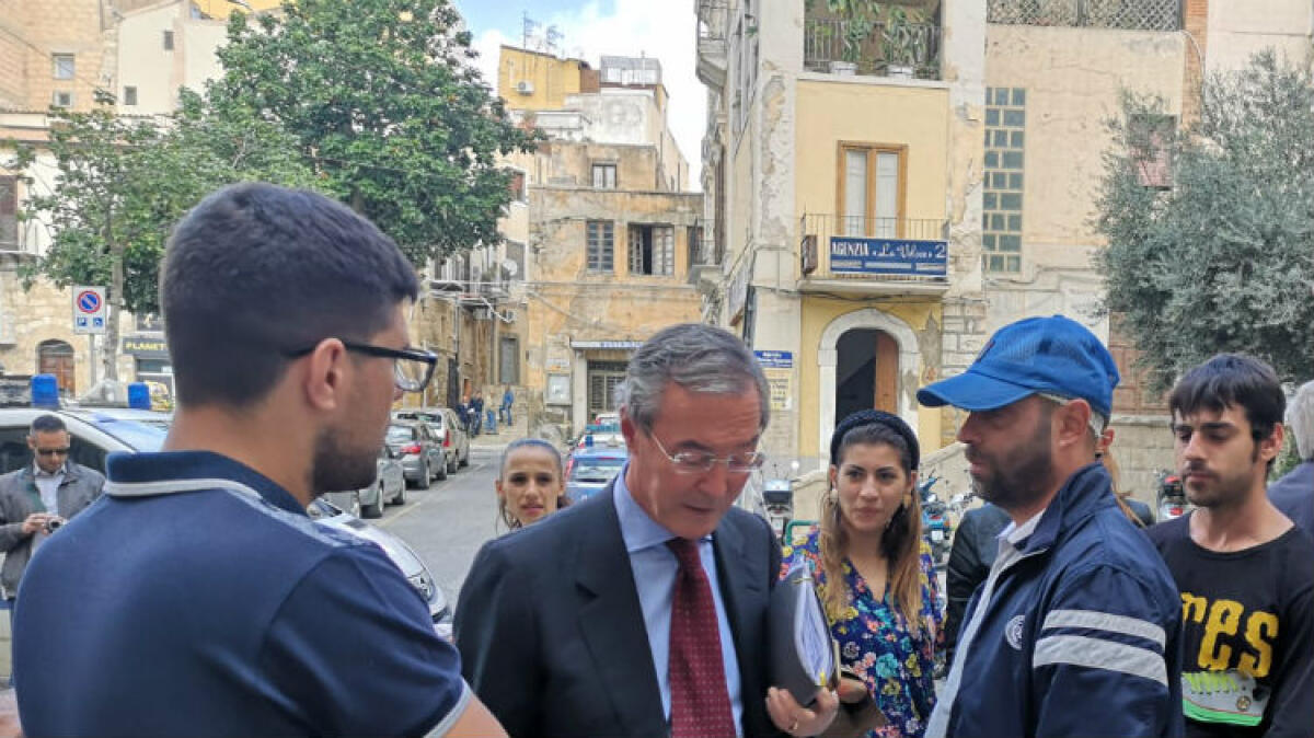 "Serve censimento di tutti gli alloggi popolari", Sincero: "Giunta dia segnale a chi è in difficoltà" - Le famiglie sfrattate si sono recate in municipio a chiedere un confronto