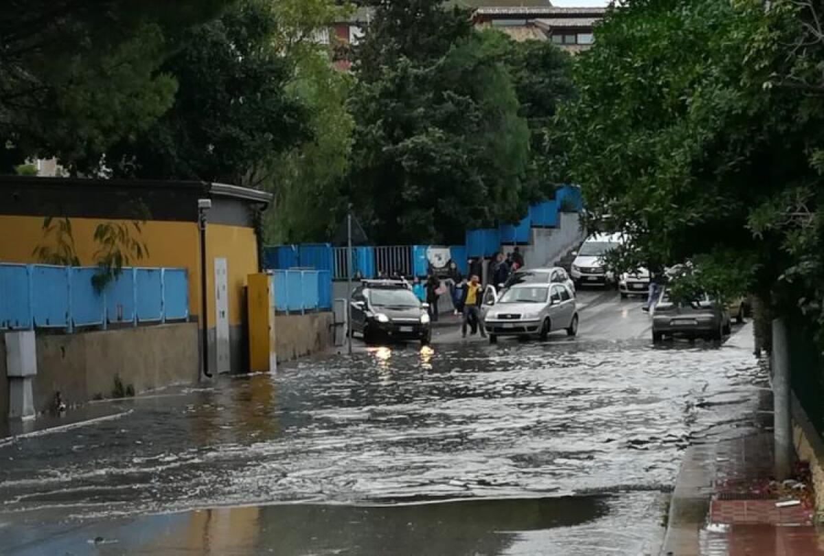 Dopo il maltempo si contano i danni, viabilità a rischio in via Indipendenza - 