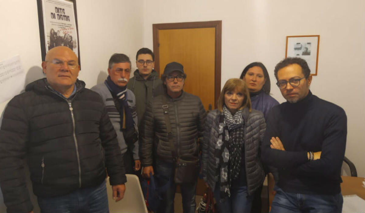 Di nuovo senza lavoro, operatori sosta riprendono sit-in: Corallo, "da politica solo promesse" - I lavoratori e il segretario Corallo