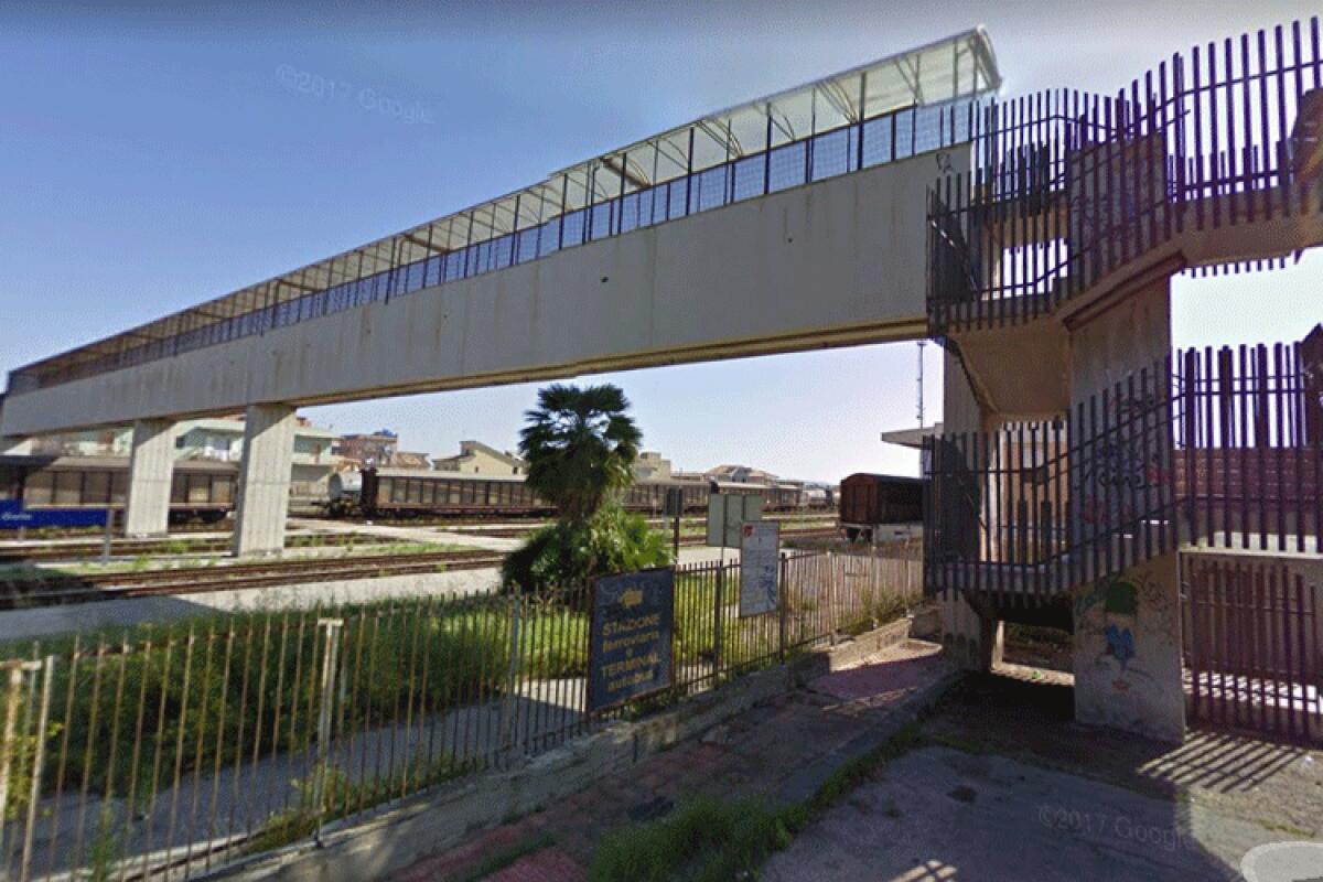 Senza illuminazione e poco sicuro, sovrappasso stazione preoccupa residenti: "Più controlli" - 