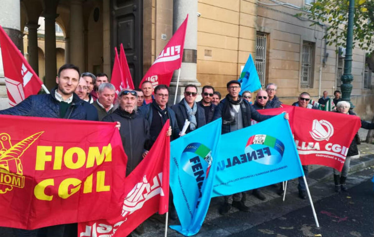 Sindacati e lavoratori rilanciano vertenza occupazione, sit-in in prefettura: "Investimenti" -  
