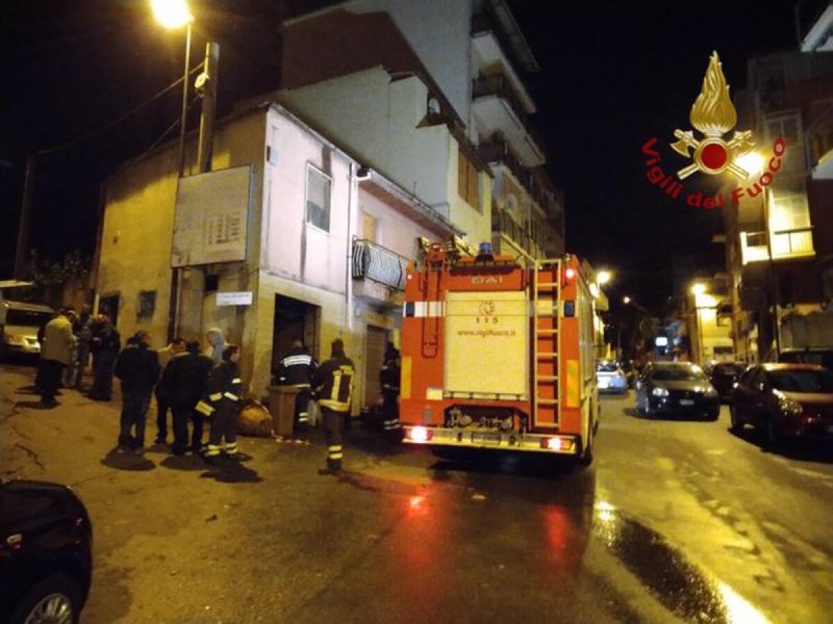 ESPLOSIONE IN NEGOZIO A REGGIO CALABRIA, FERITI VIGILI FUOCO E AGENTI - 