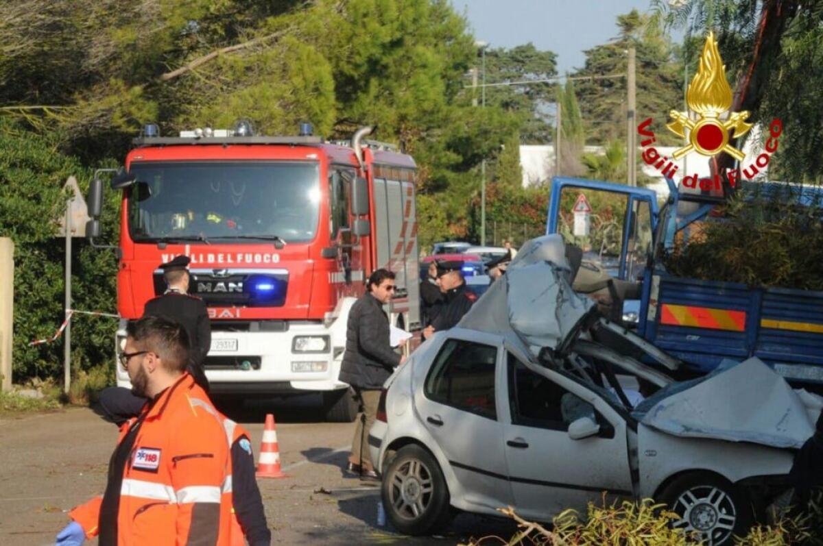 AUTO TRAVOLGE UN GRUPPO DI OPERAI NEL LECCESE, 4 MORTI -