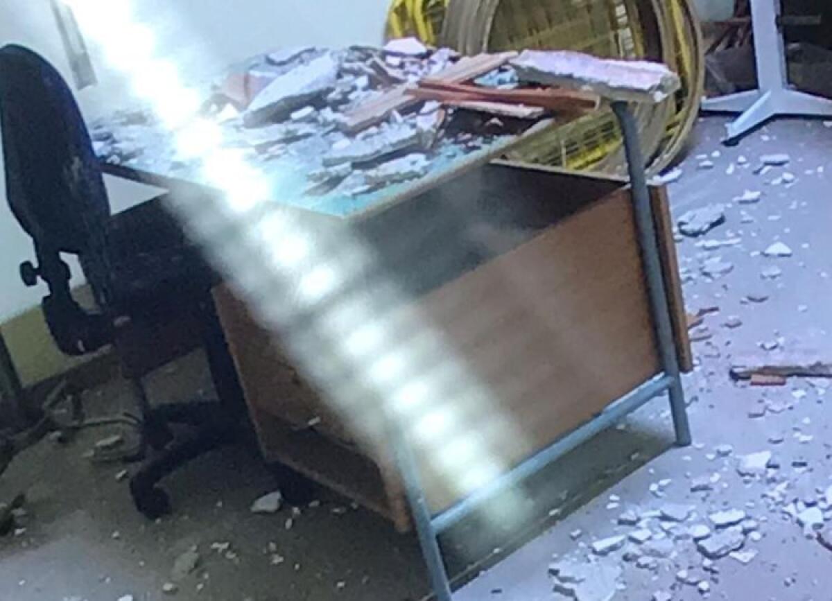 Crollano calcinacci, due aule ed un laboratorio interdetto allo Sturzo - Il receente crollo all'istituto "Sturzo"