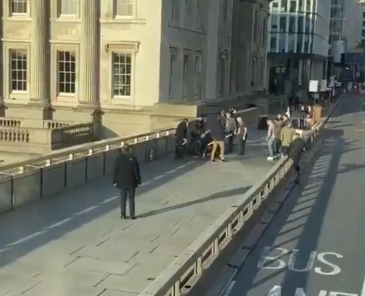 PAURA A LONDRA, ACCOLTELLAMENTI SUL LONDON BRIDGE -