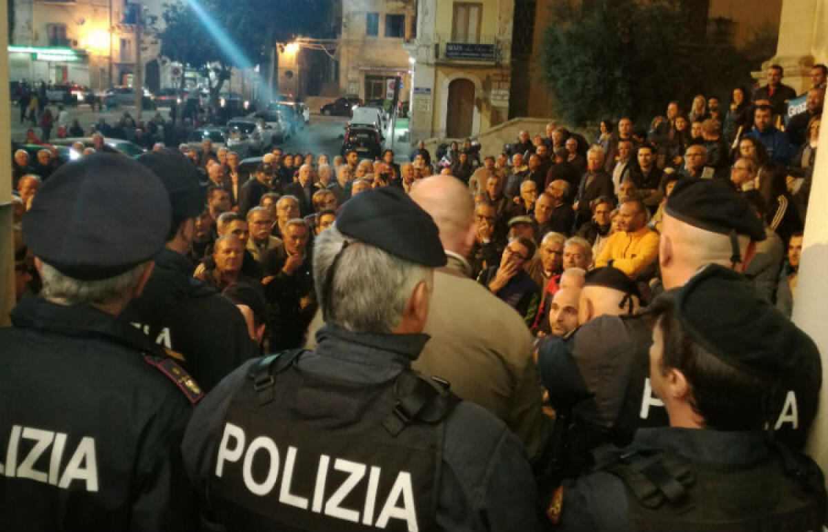 Tensione in municipio, cittadini spingono per assistere a consiglio su servizio idrico: polizia schierata - I cittadini che hanno partecipato alla seduta monotematica del consiglio sul caso Caltaqua