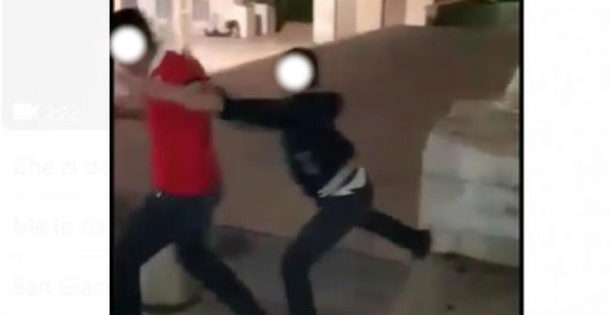 Giovani e violenti, aggressione ripresa e postata sui social: "Pezzi i sbirru ti sparu!" - Il video postato sui social