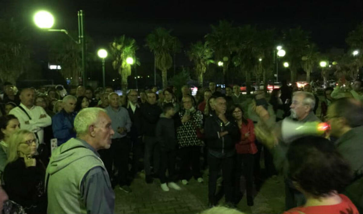 Caos idrico, prefetto convoca i sindaci: ripresi lavori commissione su eventuale rescissione - Un gruppo di cittadini che ha scelto di mobilitarsi contro Caltaqua