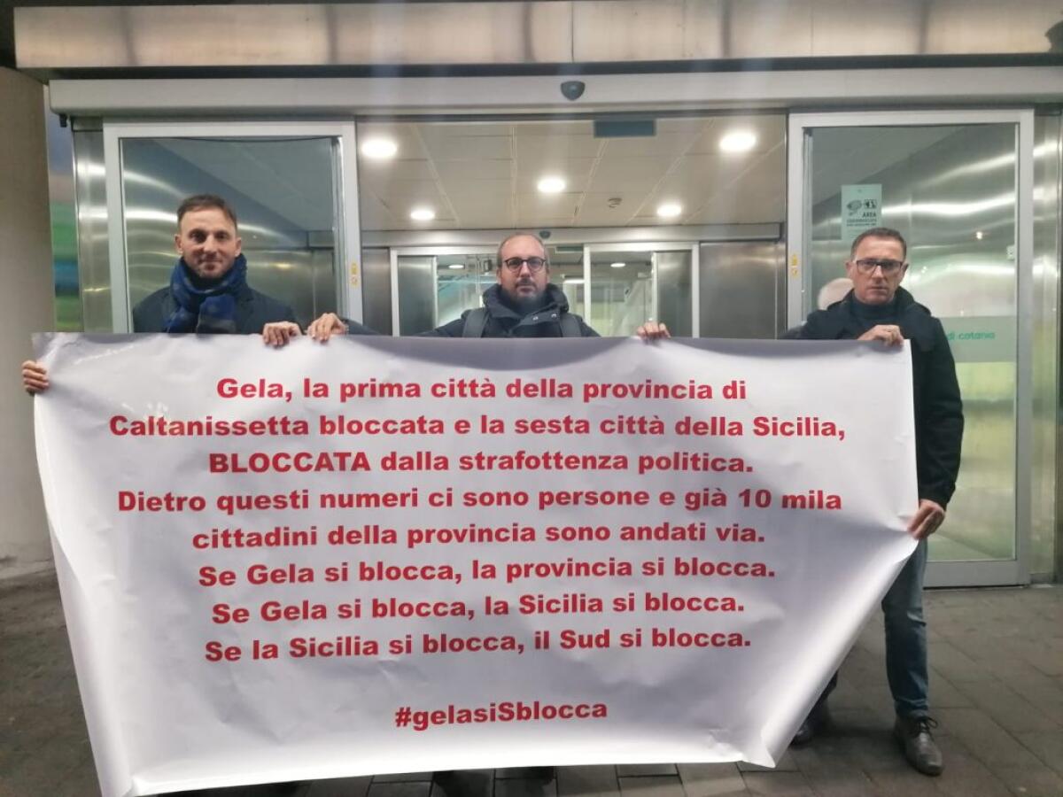 Sindacalisti Cgil iniziano mobilitazione, striscioni e volantinaggio in aeroporto Catania: "Sblocca Gela!" - Giudice (al centro) insieme ai segretari Orazio Gauci (Fiom) e Francesco Cosca (Fillea)
